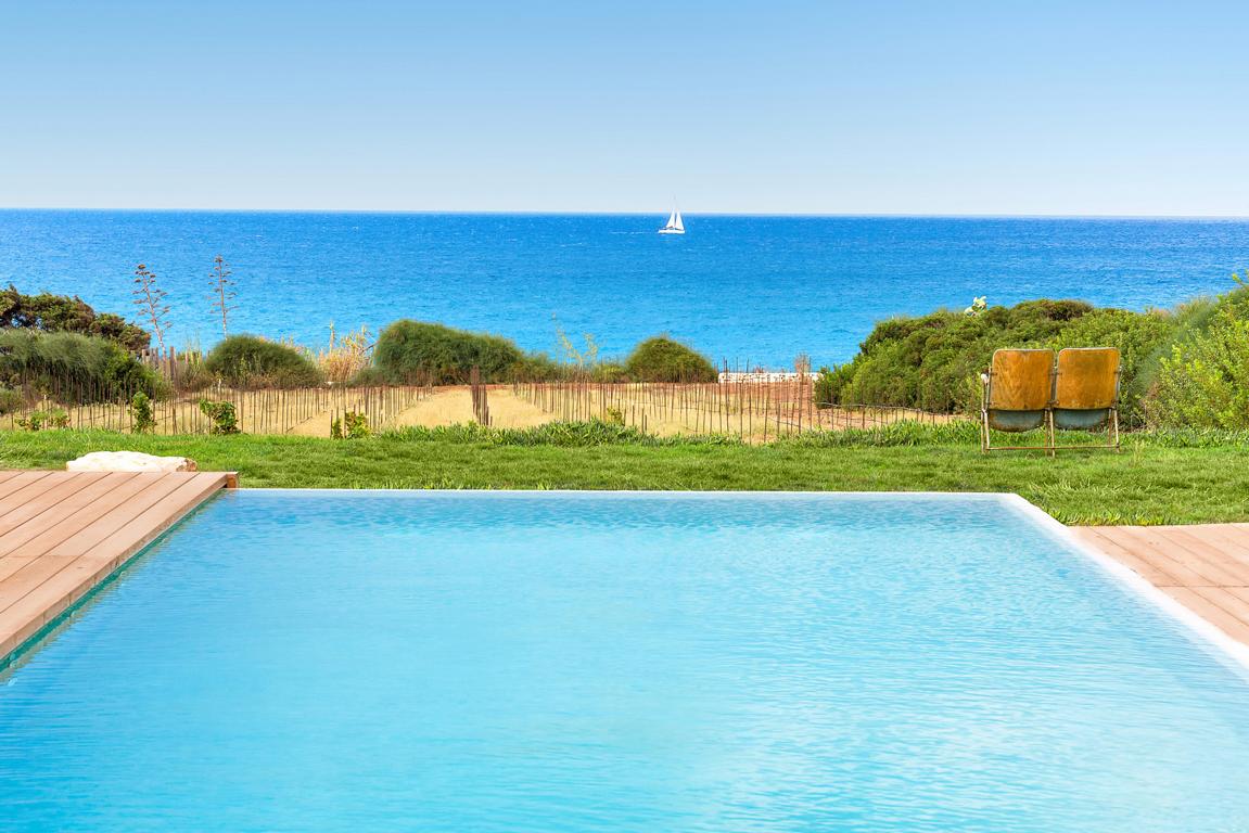 Beachfront villa in Sicily. Villa Al Nair offers 3 bedrooms, modern comforts, and close access to Val di Noto. Book your stay now.